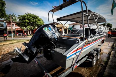 galeria: Entrega de lancha para a Polícia Militar na cidade de Oeiras do Pará