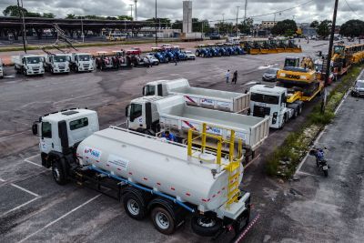 notícia: Estado entrega equipamentos, veículos e obras para 25 municípios 