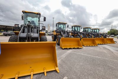 notícia: Governo do Estado entrega máquinas para reforçar a manutenção de estradas vicinais