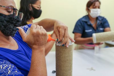 notícia: Moradoras da Cabanagem aprendem sobre artesanatos com juta na UsiPaz