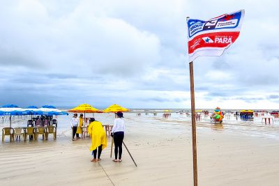 notícia: Balizamento com bandeiras garante o fluxo seguro de veículos na praia do Atalaia, Salinas