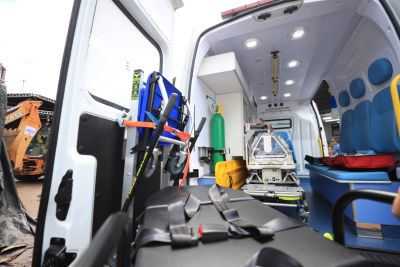 notícia: Governo do Pará entrega ambulância com UTI ao município de Tailândia