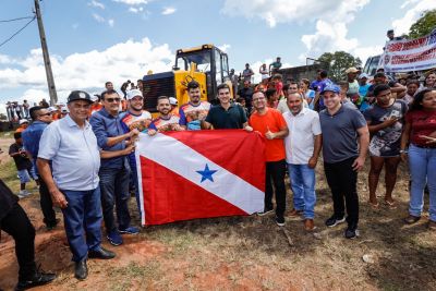 notícia: Governo entrega trator e rabetas para fomento da produção rural no Xingu  