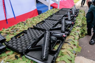 galeria: Entrega de pistolas + kits de armamento + estande