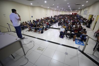 notícia: Aulão reúne mais de mil alunos para grande revisão, em Belém