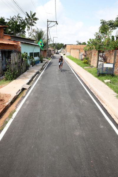 Rua asfaltada no bairro Águas Lindas