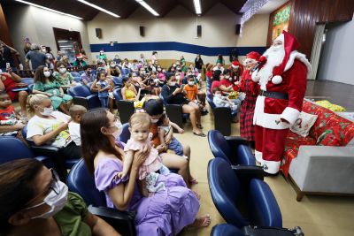 notícia: Festa de Natal leva alegria para crianças e adultos no HC