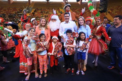 notícia: Milhares de crianças das UsiPaz são contempladas com presentes de Natal 