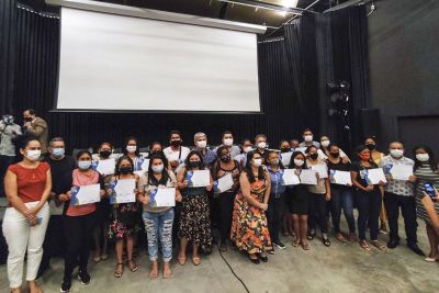 notícia: Moradores do Icuí-Guajará recebem certificados dos cursos realizados na Usipaz do bairro