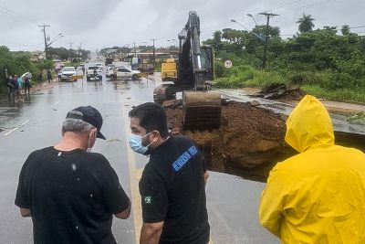 notícia: Equipes técnicas do Governo do Estado realizam serviços de recuperação após abertura de cratera em Santarém