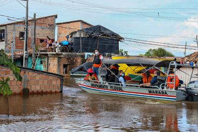 notícia: Em Marabá, Estado vistoria área de cheias e inicia entrega de cestas de alimentos a famílias afetadas
