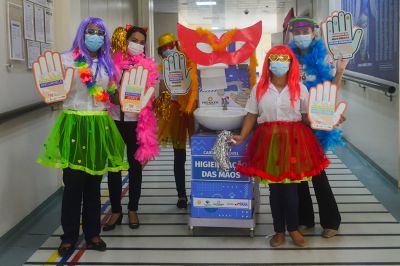 notícia: Bloquinho de carnaval anima crianças em tratamento no Hospital Regional do Baixo Amazonas