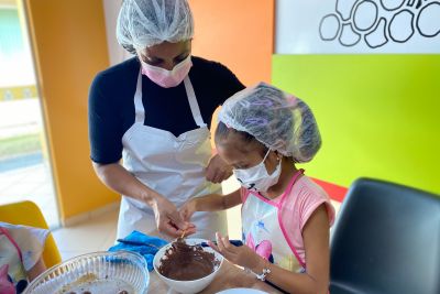 notícia: Crianças em tratamento oncológico participam de oficina de doces 