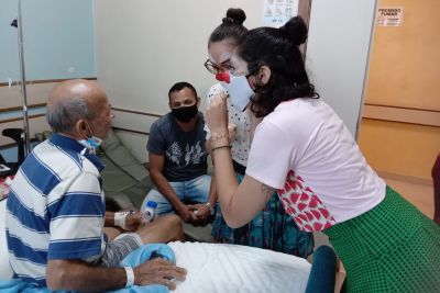 notícia: Palhaços levam alegria a pacientes do Ophir Loyola, em Belém