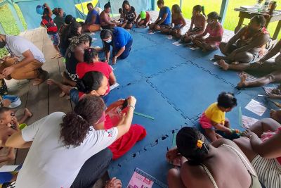 notícia: Moradores da ilha do Murutucum recebem oficina de ecobijuterias da Semas 