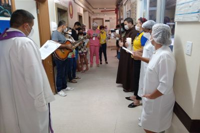 notícia: Via sacra marca a Sexta-feira da Paixão entre os pacientes de câncer do hospital Ophir Loyola