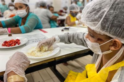 notícia: No Hospital Metropolitano, crianças participaram de oficina de bombons