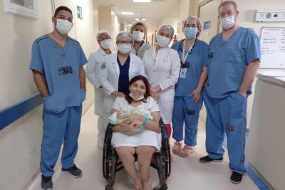 notícia: Jovem com síndrome do osso de vidro dá à luz bebê sem sinais da doença 