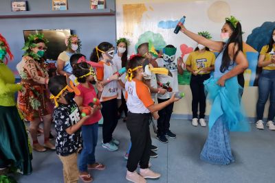 notícia: Crianças encenam 'Festa na floresta' no Hospital Oncológico Infantil