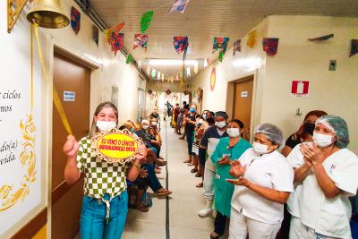 notícia: Paciente celebra cura com badaladas do Sino da Vitória do Ophir Loyola