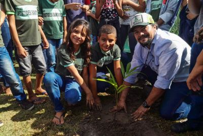 notícia: Com apoio da Emater, crianças de Inhangapi fazem debate sobre natureza e plantam mudas