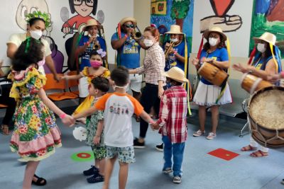 notícia: Pacientes do Hospital Oncológico Infantil participam de cortejo com o Arraial do Pavulagem