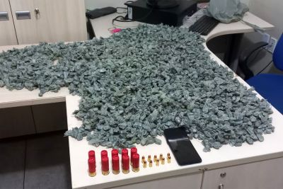 notícia: PM prende dois homens com 2.400 porções de substância entorpecente e 20 munições