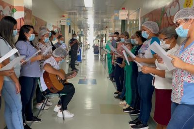 notícia: "Cantando o Amor" leva música ao Hospital Regional do Baixo Amazonas
