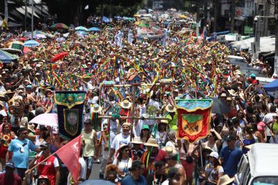 notícia:  Arrastão do Pavulagem leva um rio de gente às ruas para celebrar a cultura no Círio