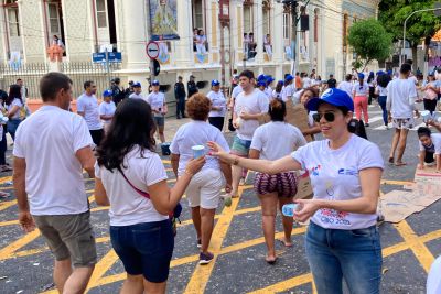 notícia: Cosanpa distribui cerca de 20 mil copos de água na procissão de domingo
