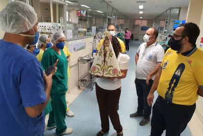 notícia: Imagem peregrina de Nossa Senhora de Nazaré visita Oncológico Infantil