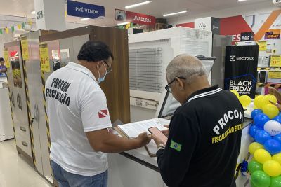 notícia: Procon fiscaliza lojas do Centro Comercial de Belém às vésperas da 'Black Friday'
