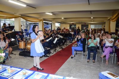 notícia: Alunos de escola pública produzem livros de contos e realizam tarde de autógrafos, em Belém