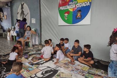 notícia: Crianças e jovens do Bengui recebem livros didáticos do projeto Portal do Conhecimento