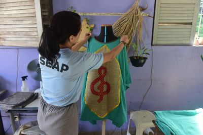 notícia: Cooperativa de custodiadas do CRF produz figurino para Coral da Uepa