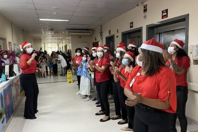 notícia: Coral de Natal ecoa o som do aconchego pelo Hospital Oncológico Infantil 