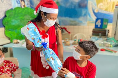 notícia: Visita de Mamãe Noel alegra crianças internadas no Hospital Metropolitano