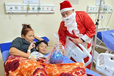 notícia: Crianças internadas no Hospital Abelardo Santos recebem a visita do papai noel