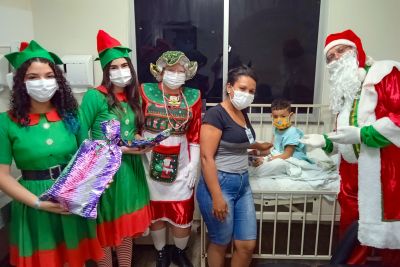 notícia: Papai e Mamãe Noel levam presentes a crianças no Hospital Regional de Marabá