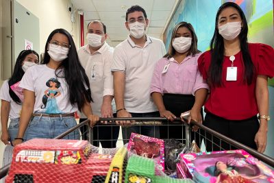 notícia: Pequenos pacientes do Oncológico Infantil recebem presentes na véspera de Natal