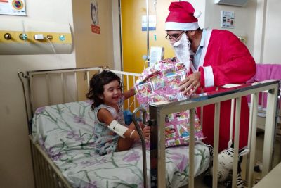 notícia: Hospital Geral de Tailândia doa brinquedos às crianças em atendimento neste Natal