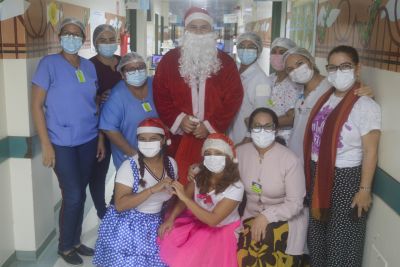 notícia: Natal do HRBA tem Papai Noel em dose dupla, presentes, decoração especial e confraternização