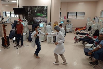 notícia: Usuário do Hospital Regional dos Caetés apresenta musical de Natal para pacientes