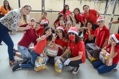 notícia: Alunos recebem doação de cestas básicas da 5ª Unidade Seduc na Escola (USE), em Belém