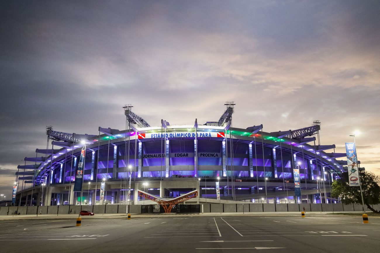 Os torcedores de futebol apoiam o estádio festivo do público do dia do jogo  da seleção nacional durante um jogo torcendo