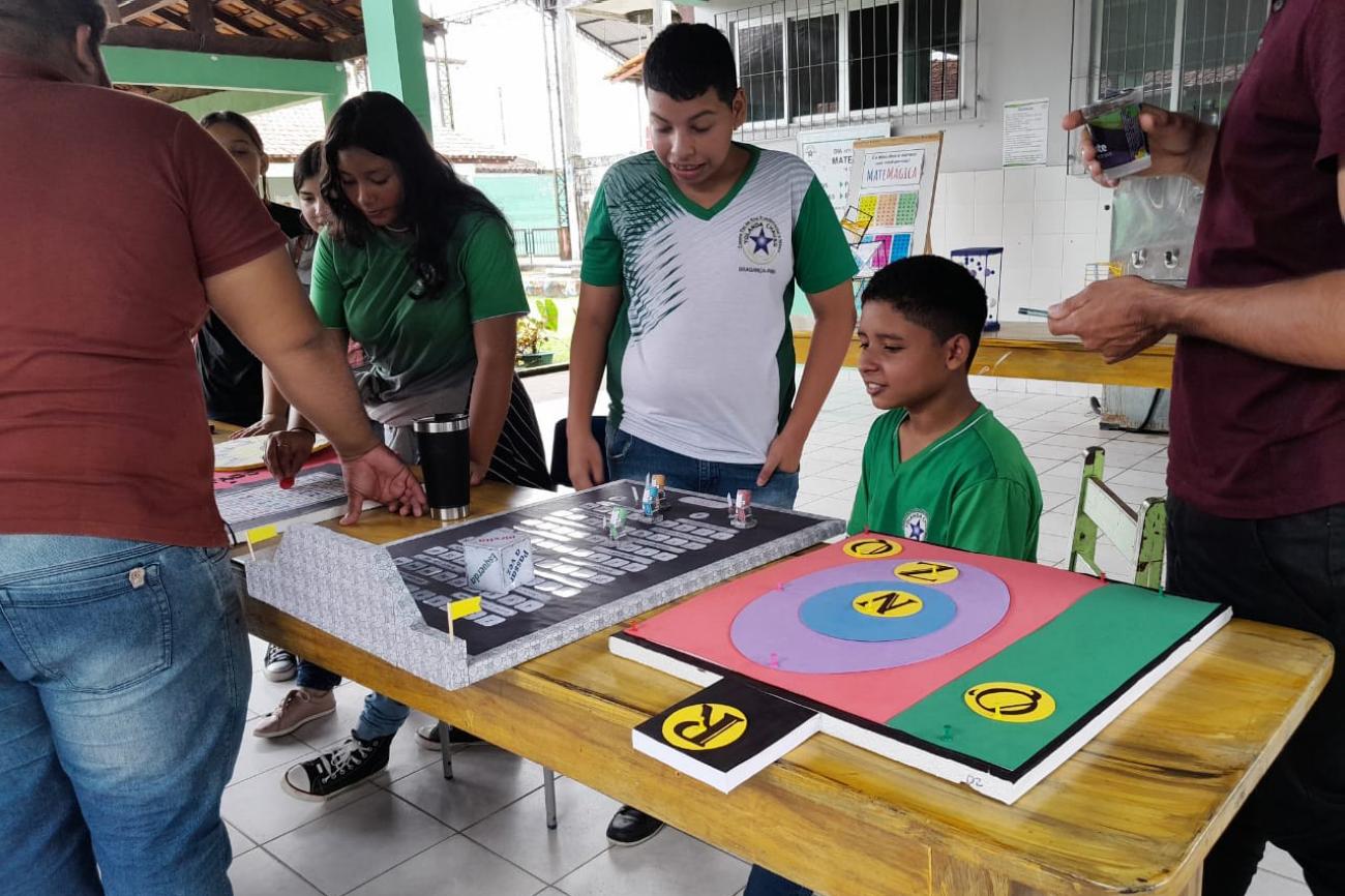 Aplicação de atividades lúdicas com os alunos do 7° A, nas aulas de