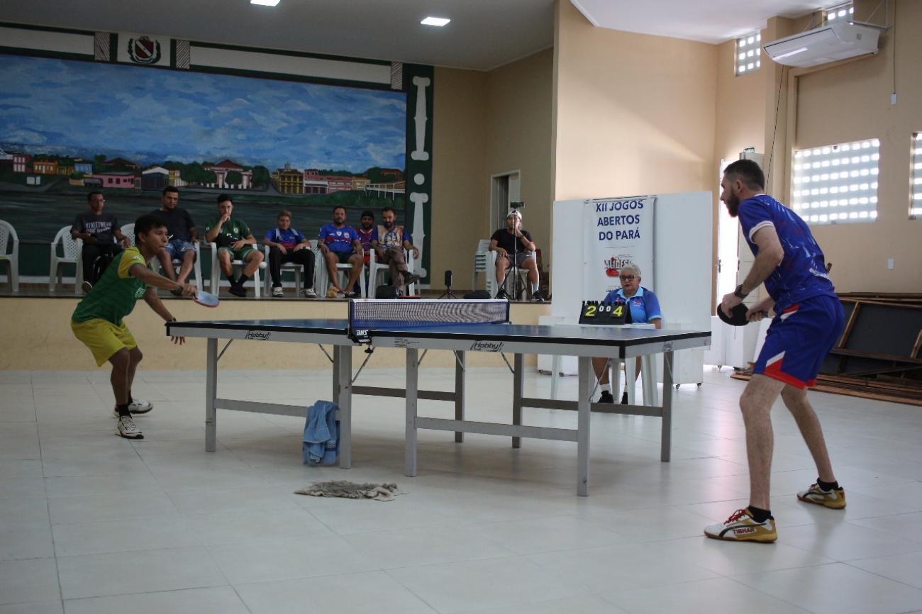 Vista superior de um jogo de futebol de mesa em andamento