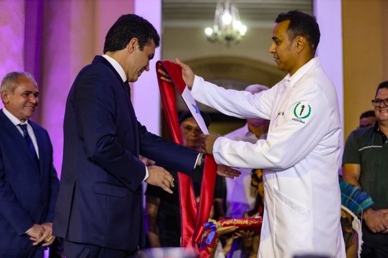 Médico Tardélio Torquato Mesquita (d), que atuou nos hospitais de campanha instalados durante a pandemia pelo governo do Estado em Belém e Santarém, participou da entrega da faixa ao governador Helder Barbalho