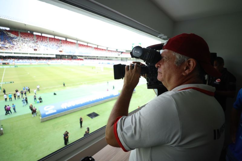 Cinegrafista da Funtelpa concentrado nos teste de transmissão da partida que marca a entrega oficial do Novo Mangueirão