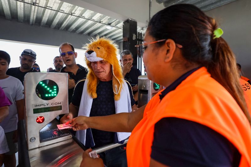 Catracas de entrada dos torcedores com leitura de QR Code dos ingressos